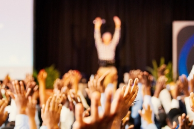 Las conferencias motivacionales son una excelente herramienta para mejorar el ánimo de las personas 